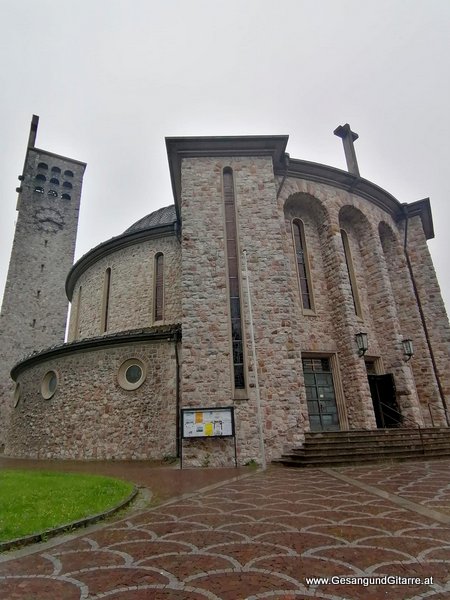 Bludenz Heilig Kreuz Kirche Vorarlberg Verabschiedung Trauerfeier Beerdigung Verabschiedung Totenwache Musik Kirche Solomusikerin Sängerin mit Gitarre www.trauer-musik.at www.gesangundgitarre.at Gesang Gitarre Yvonne Brugger Trauersängerin Kirchensängerin Kirche Trauerfeier Beerdigung Verabschiedung Vorarlberg Musik Kirche Sängerin mit Gitarre www.trauer-musik.at www.gesangundgitarre.at Gesang Gitarre Yvonne Brugger Trauersängerin Kirchensängerin