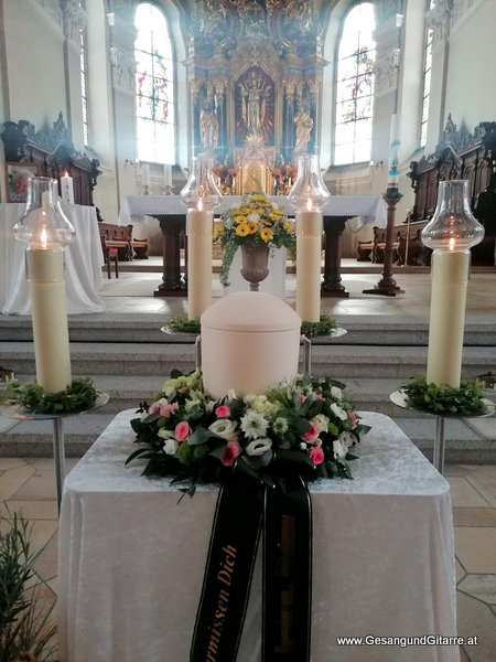 Höchst Pfarrkirche Kirche Vorarlberg Verabschiedung Trauerfeier Beerdigung Verabschiedung Totenwache Musik Kirche Solomusikerin Sängerin mit Gitarre www.trauer-musik.at www.gesangundgitarre.at Gesang Gitarre Yvonne Brugger Trauersängerin Kirchensängerin Kirche Trauerfeier Beerdigung Verabschiedung Vorarlberg Musik Kirche Sängerin mit Gitarre www.trauer-musik.at www.gesangundgitarre.at Gesang Gitarre Yvonne Brugger Trauersängerin Kirchensängerin