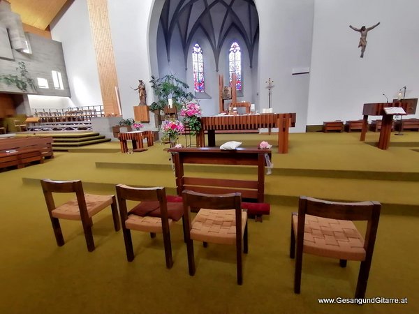 kirchliche Trauung Taufe Traufe Kirche Göfis Musik Solomusikerin Sängerin Hochzeitssängerin Hochzeit Trauung Vorarlberg Kirche www.gesangundgitarre.at Gesang Gitarre Yvonne Brugger