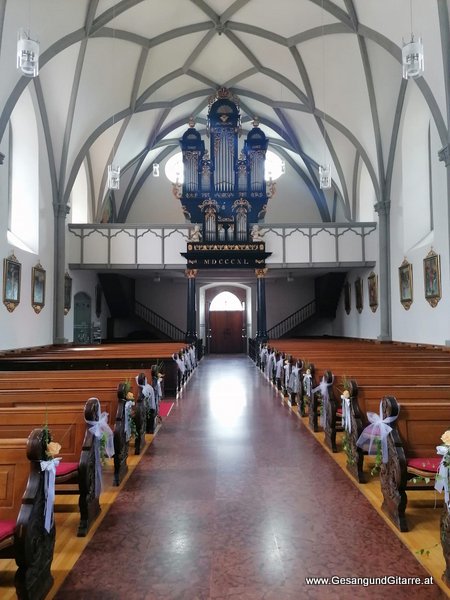 kirchliche Trauung Kirche Bludenz Musik Solomusikerin Sängerin Hochzeitssängerin Hochzeit Trauung Vorarlberg Kirche www.gesangundgitarre.at Gesang Gitarre Yvonne Brugger