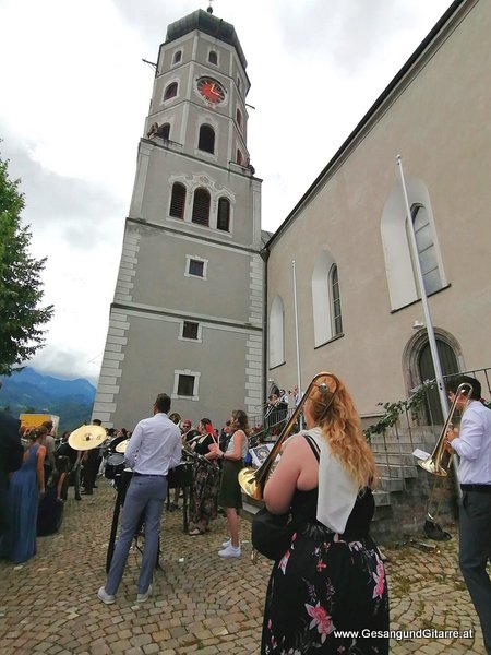 kirchliche Trauung Kirche Bludenz Musik Solomusikerin Sängerin Hochzeitssängerin Hochzeit Trauung Vorarlberg Kirche www.gesangundgitarre.at Gesang Gitarre Yvonne Brugger