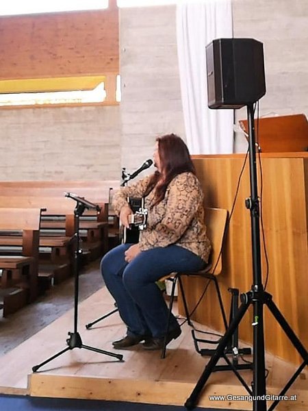 Kirche Dornbirn Kehlegg Taufsängerin Sängerin mit Gitarre Taufe Musik Taufmusik Bodensee Musikerin Gitarre Gesang Kirche Taufsängerin Vorarlberg www.gesangundgitarre.at Gesang Gitarre Yvonne Brugger