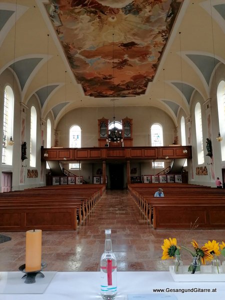 Kirche Hittisau Taufsängerin Sängerin mit Gitarre Taufe Musik Taufmusik Bodensee Musikerin Gitarre Gesang Kirche Taufsängerin Vorarlberg www.gesangundgitarre.at Gesang Gitarre Yvonne Brugger