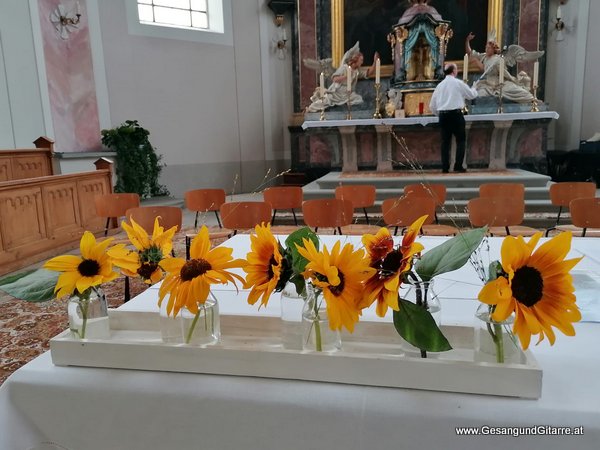 Kirche Hittisau Taufsängerin Sängerin mit Gitarre Taufe Musik Taufmusik Bodensee Musikerin Gitarre Gesang Kirche Taufsängerin Vorarlberg www.gesangundgitarre.at Gesang Gitarre Yvonne Brugger