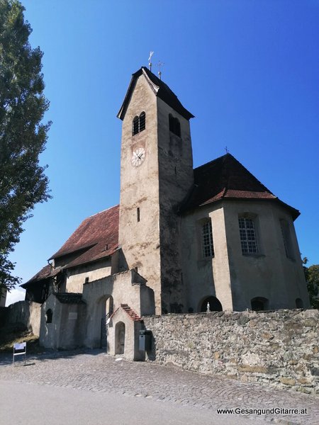 Freie Trauung Alte Kirche Feldkirch Tisis Musik Solomusikerin Sängerin Hochzeitssängerin Hochzeit Trauung Vorarlberg Kirche www.gesangundgitarre.at Gesang Gitarre Yvonne Brugger