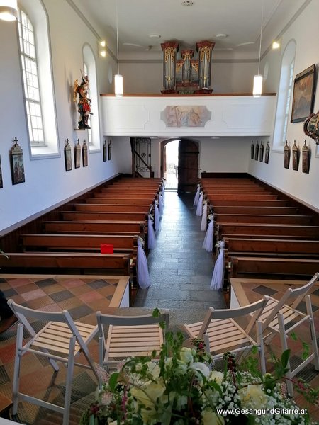 Freie Trauung Alte Kirche Feldkirch Tisis Musik Solomusikerin Sängerin Hochzeitssängerin Hochzeit Trauung Vorarlberg Kirche www.gesangundgitarre.at Gesang Gitarre Yvonne Brugger