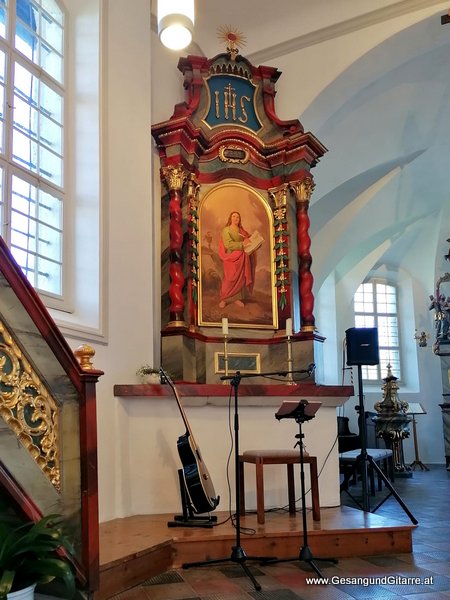 Freie Trauung Alte Kirche Feldkirch Tisis Musik Solomusikerin Sängerin Hochzeitssängerin Hochzeit Trauung Vorarlberg Kirche www.gesangundgitarre.at Gesang Gitarre Yvonne Brugger