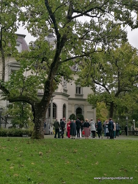 standesamtliche Trauung Hochzeit Kennelbach Standesamt Musik Solomusikerin Sängerin Hochzeitssängerin Hochzeit Trauung Vorarlberg Kirche www.gesangundgitarre.at Gesang Gitarre Yvonne Brugger