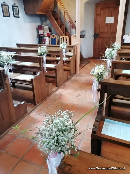 Kirche Kapelle Feldkirch Bangs Taufsängerin Sängerin mit Gitarre Taufe Musik Taufmusik Bodensee Musikerin Gitarre Gesang Kirche Taufsängerin Vorarlberg www.gesangundgitarre.at Gesang Gitarre Yvonne Brugger