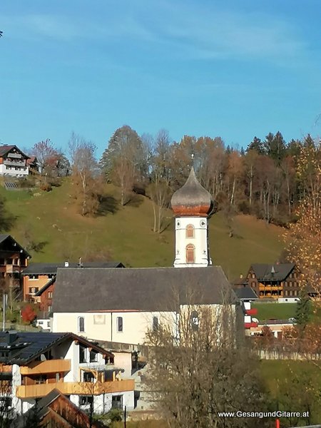 Kirche Bürserberg Taufsängerin Sängerin mit Gitarre Taufe Musik Taufmusik Bodensee Musikerin Gitarre Gesang Kirche Taufsängerin Vorarlberg www.gesangundgitarre.at Gesang Gitarre Yvonne Brugger