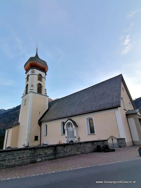 Kirche Bürserberg Taufsängerin Sängerin mit Gitarre Taufe Musik Taufmusik Bodensee Musikerin Gitarre Gesang Kirche Taufsängerin Vorarlberg www.gesangundgitarre.at Gesang Gitarre Yvonne Brugger