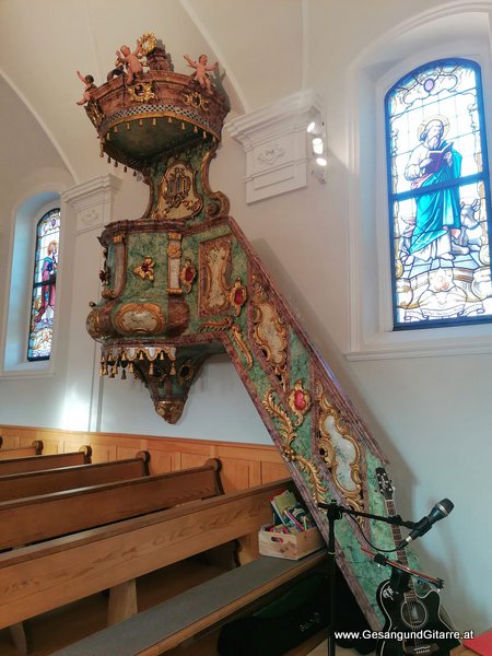 Kirche Bürserberg Taufsängerin Sängerin mit Gitarre Taufe Musik Taufmusik Bodensee Musikerin Gitarre Gesang Kirche Taufsängerin Vorarlberg www.gesangundgitarre.at Gesang Gitarre Yvonne Brugger