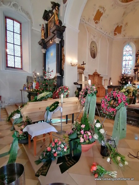 Au Bregenzerwald Kirche Vorarlberg Verabschiedung Trauerfeier Beerdigung Verabschiedung Totenwache Musik Kirche Solomusikerin Sängerin mit Gitarre www.trauer-musik.at www.gesangundgitarre.at Gesang Gitarre Yvonne Brugger Trauersängerin Kirchensängerin Kirche Trauerfeier Beerdigung Verabschiedung Vorarlberg Musik Kirche Sängerin mit Gitarre www.trauer-musik.at www.gesangundgitarre.at Gesang Gitarre Yvonne Brugger Trauersängerin Kirchensängerin