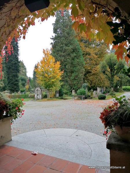 Friedhof Aussegnungshalle Lindau Aeschach Trauerfeier Beerdigung Verabschiedung Vorarlberg Musik Kirche Trauersängerin Sängerin mit Gitarre www.trauer-musik.at www.gesangundgitarre.at Gesang Gitarre Yvonne Brugger Trauersängerin Kirchensängerin