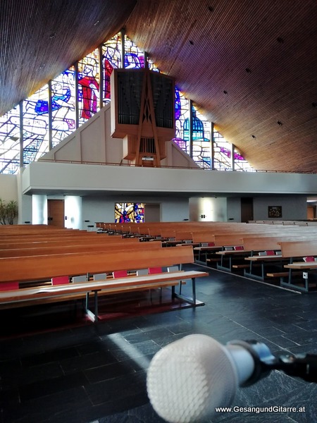 St. Josef Kirche Rankweil Trauerfeier Beerdigung Verabschiedung Vorarlberg Musik Kirche Trauersängerin Sängerin mit Gitarre www.trauer-musik.at www.gesangundgitarre.at Gesang Gitarre Yvonne Brugger Trauersängerin Kirchensängerin