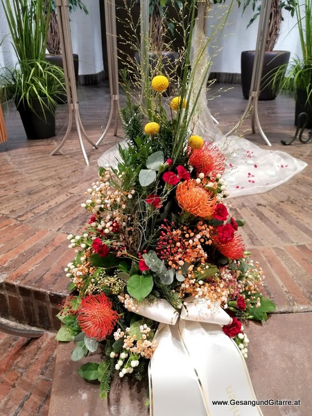 Friedhof Aussegnungshalle Lindau Aeschach Trauerfeier Beerdigung Verabschiedung Vorarlberg Musik Kirche Trauersängerin Sängerin mit Gitarre www.trauer-musik.at www.gesangundgitarre.at Gesang Gitarre Yvonne Brugger Trauersängerin Kirchensängerin