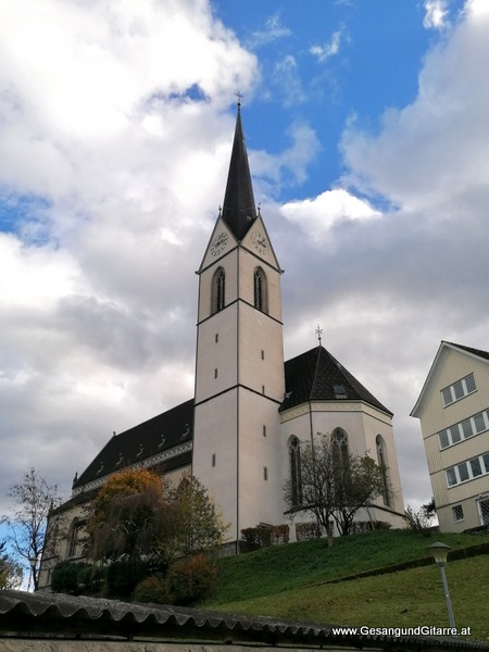 Kirche Frastanz Trauerfeier Beerdigung Verabschiedung Vorarlberg Musik Kirche Trauersängerin Sängerin mit Gitarre www.trauer-musik.at www.gesangundgitarre.at Gesang Gitarre Yvonne Brugger Trauersängerin Kirchensängerin