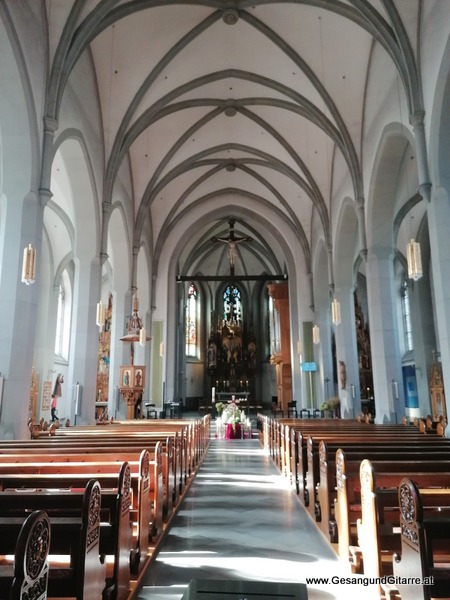 Kirche Frastanz Trauerfeier Beerdigung Verabschiedung Vorarlberg Musik Kirche Trauersängerin Sängerin mit Gitarre www.trauer-musik.at www.gesangundgitarre.at Gesang Gitarre Yvonne Brugger Trauersängerin Kirchensängerin