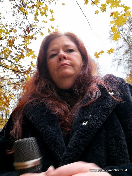 Friedwald Heiligenberg Baden Württemberg Trauerfeier Beerdigung Verabschiedung Vorarlberg Musik Kirche Trauersängerin Sängerin mit Gitarre www.trauer-musik.at www.gesangundgitarre.at Gesang Gitarre Yvonne Brugger Trauersängerin Kirchensängerin