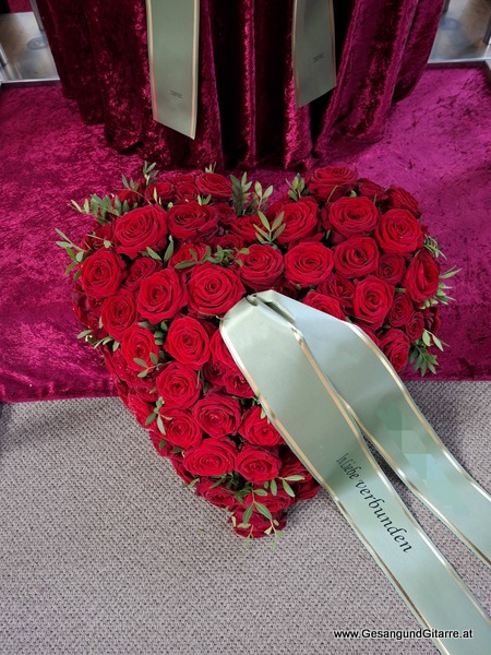 Kirche Feldkirch Nofels Trauerfeier Beerdigung Verabschiedung Vorarlberg Musik Kirche Trauersängerin Sängerin mit Gitarre www.trauer-musik.at www.gesangundgitarre.at Gesang Gitarre Yvonne Brugger Trauersängerin Kirchensängerin