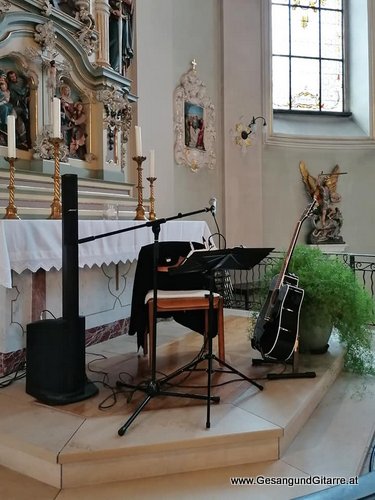 Musik Trauersängerin Sängerin mit Gitarre Vorarlberg Kirche Höchst Beerdigung Beisetzung Trauerfeier Verabschiedung